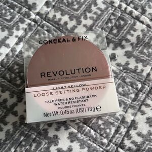 Revolution Light Yellow Conceal and Fix Loose Setting Powder